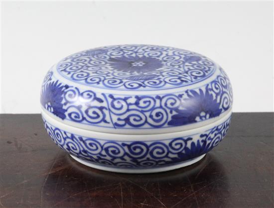 A Chinese blue and white circular box and cover, Kangxi period, diameter 10.2cm